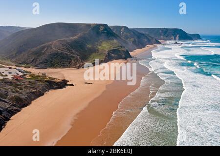 Luftaufnahme von Praia Vila de Bispo an der Algarve Portugal Stockfoto