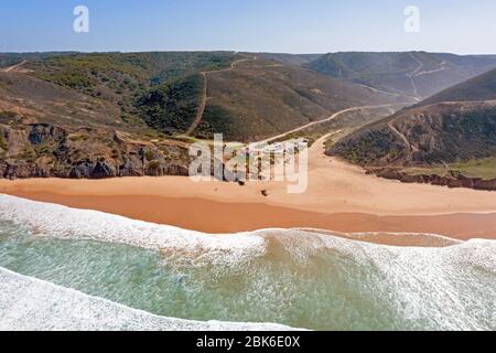 Luftaufnahme von Praia Vila de Bispo an der Algarve Portugal Stockfoto