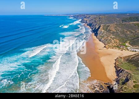 Luftaufnahme von Praia Vila de Bispo an der Algarve Portugal Stockfoto