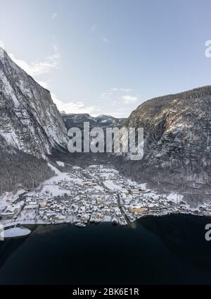 Luftaufnahme von Lahn am Hallstätter See am Fuße des österreichischen Alpenberges mit Wolken im Winter Stockfoto