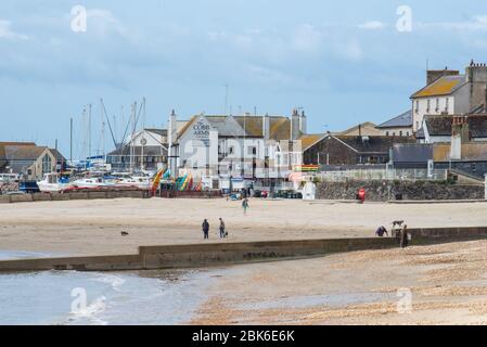 Lyme Regis, Dorset, Großbritannien. Mai 2020. UK Wetter: Ein schöner warmer Tag mit hellen Sonneneinfall im Badeort Lyme Regis während der Sperrung der Coronavirus Pandemie. Die Besucher haben sich hauptsächlich an die Anweisungen der Regierung gehalten, zu Hause zu bleiben und die Strände der Stadt trotz des herrlichen Wetters fast menschenleer zu lassen. Die COVID-19-Beschränkungen gelten seit 41 Tagen und sind bereits verheerend für Tourismus und lokale Unternehmen im Südwesten. Kredit: Celia McMahon/Alamy Live News Stockfoto