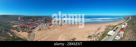 Luftpanorama vom traditionellen Dorf Monte Clerigo an der Westküste Portugals Stockfoto