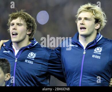 Die Brüder Jonny Gray & Richie Gray singen die Nationalhymne vor dem Herbsttest zwischen Schottland und Neuseeland im BT Murrayfield, Edinburgh. Stockfoto