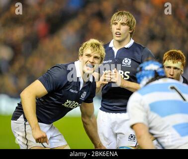 Viagogo Autumn Test, Schottland gegen Argentinien, BT Murrayfield, Edinburgh. Schottlands graue Brüder Richie (vorne) und Jonny bereiten sich auf eine Line-Out vor. Stockfoto