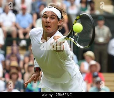 23/06/14. Wimbledon Tennis Championships 2014, Wimbledon, London. Herren Singles, Martin Klizan, (SVK) / Rafael Nadal, (ESP) (2) auf Centre Stockfoto