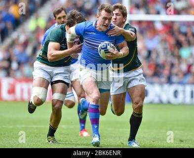 Schottlands Stuart Hogg wird von den Südafrikaners Warren Whiteley und Kwagga Smith während der Commonwealth Games 2014 im Ibrox Stadium in Glasgow in Angriff genommen. Stockfoto