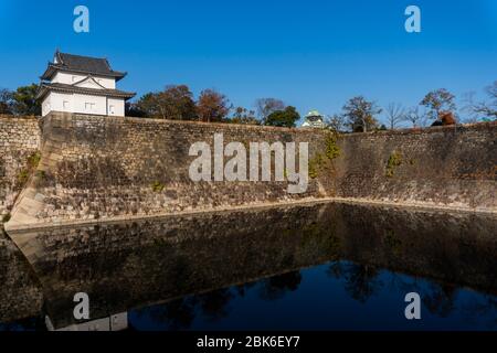 Osaka Castle Wachturm Ichiban Yagura : 1. Turm in der Nähe und Tenshu kaku : Halten Sie Turm in der Ferne Stockfoto