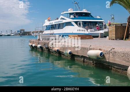 Alcudia, Balearen/Spanien; Mai/19/2018: Gesamtansicht der Anlegestelle im Hafen von Alcudia. Touristenboot im Hafen festgemacht Stockfoto