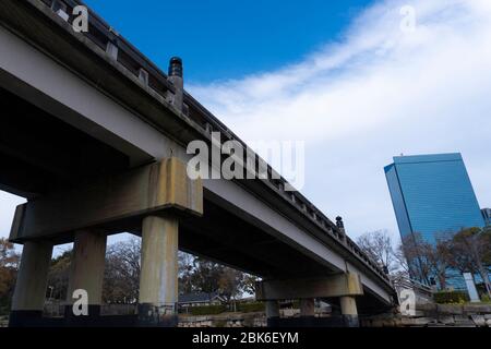 Shinshigino Bridge und Crystal Tower im Osaka Business Park, Chuo ward, Japan Stockfoto