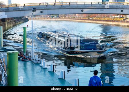 Aqualiner das Aquatic Bus Sightseeing-Boot nähert sich dem Osakajo Pier und ermöglicht Besuchern Osaka vom Wasser aus zu erkunden Stockfoto