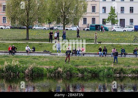 Breslau, Polen. Mai 2020. 1. Mai 2020 Zgorzelec Polen die verschlossene deutsch-polnische Grenze in Zgorzelec/Görlitz. Die Grenze verläuft über den Fluss Nysa Luzycka und teilt die Stadt in zwei Hälften. Einige der Einwohner der Stadt können aufgrund der Quarantäne, die durch die CIVID-19-Epidemie verursacht wurde, nicht arbeiten. Quelle: Krzysztof Kaniewski/ZUMA Wire/Alamy Live News Stockfoto