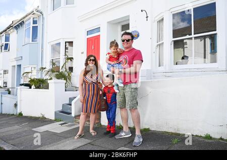 Brighton UK 2. Mai 2020 - Kinder von Familien in der Elm Grove Gegend von Brighton beschlossen, sich zu verkleiden und sich heute Morgen kurz auf ihre Straße zu machen, um soziale Distanz zu beobachten an dem Tag, an dem es die Brighton Festival Kinderparade während der Coronavirus COVID-19 Pandemie gewesen wäre Krise . Die Kinderparade ist der traditionelle Auftakt zum jährlichen Brighton Festival, das dieses Jahr aufgrund des Coronavirus abgesagt wurde. Quelle: Simon Dack / Alamy Live News Stockfoto