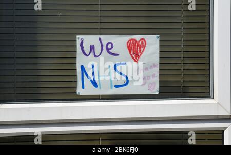 Brighton UK 2. Mai 2020 - Kinder von Familien in der Elm Grove Gegend von Brighton beschlossen, sich zu verkleiden und sich heute Morgen kurz auf ihre Straße zu machen, um soziale Distanz zu beobachten an dem Tag, an dem es die Brighton Festival Kinderparade während der Coronavirus COVID-19 Pandemie gewesen wäre Krise . Die Kinderparade ist der traditionelle Auftakt zum jährlichen Brighton Festival, das dieses Jahr aufgrund des Coronavirus abgesagt wurde. Quelle: Simon Dack / Alamy Live News Stockfoto