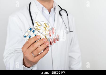 Nahaufnahme Bild der Hände des männlichen Arztes hält medizinische Pillen Stockfoto