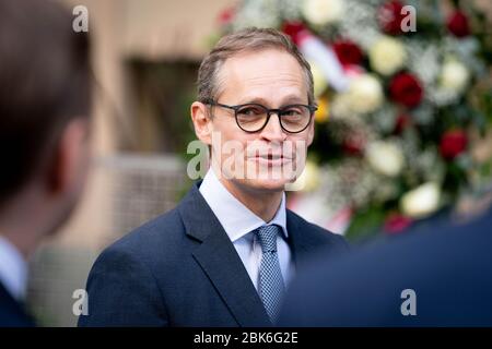 Berlin, Deutschland. Mai 2020. Michael Müller (SPD), Regierender Bürgermeister von Berlin, wird an einer Gedenkfeier zur Kapitulation vor 75 Jahren am Schulenburgring 2 teilnehmen. Das Kapital ergab sich am 2. Mai 1945 - sechs Tage vor der Kapitulation ganz Deutschlands. Das Dokument wurde von Deutschen und Sowjets in dem Haus unterzeichnet, in dem später Berlins Regierender Bürgermeister Michael Müller aufwuchs. Kredit: Kay Nietfeld/dpa/Alamy Live News Stockfoto