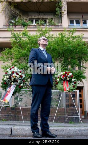 Berlin, Deutschland. Mai 2020. Michael Müller (SPD), Regierender Bürgermeister von Berlin, wartet zu Beginn einer Gedenkfeier für die Kapitulation vor 75 Jahren auf dem Schulenburgring 2 auf seine Gäste. Das Kapital ergab sich am 2. Mai 1945 - sechs Tage vor der Kapitulation ganz Deutschlands. Das Dokument wurde von Deutschen und Sowjets in dem Haus unterzeichnet, in dem später Berlins Regierender Bürgermeister Michael Müller aufwuchs. (Recrop) Credit: Kay Nietfeld/dpa/Alamy Live News Stockfoto