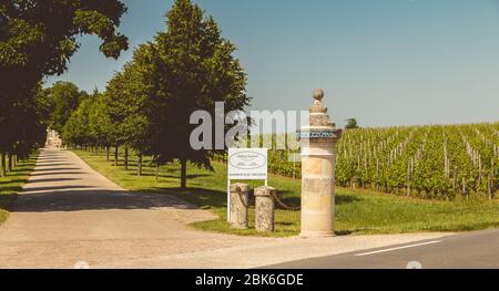 Saint Emilion, Frankreich - 26. Mai 2017: lagervorderseite des Hauses eines Produzenten von großer Flut von Saint Emilion Wein, Chateau Soutard an einem Frühlingstag Stockfoto