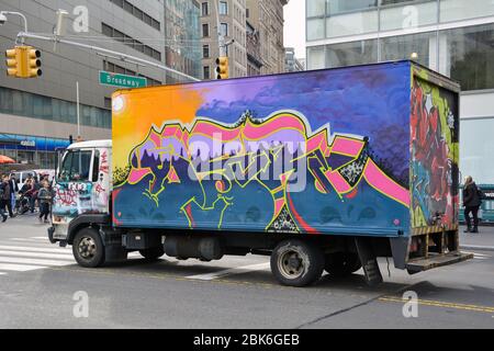 Ein mit kunstvollen Graffiti geschmückter Lastwagen auf der East 14th Street & Broadway in Lower Manhattan, New York City. Stockfoto