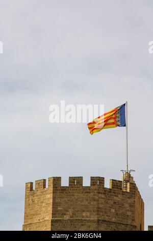 Eine Flagge auf den Serranos Towers, Valencia, Spanien. Stockfoto