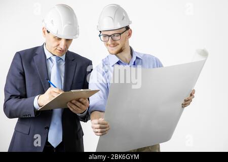 Ingenieure, die mit Bearbeitungen von BluePrint-Markierungen in Dokumenten in der Zwischenablage arbeiten Stockfoto