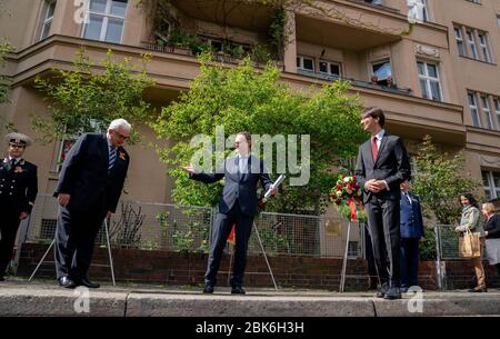 Berlin, Deutschland. Mai 2020. Michael Müller (SPD, M), Regierender Bürgermeister von Berlin, Sergej Netschajew (l), Russlands Botschafter in Deutschland, und Denis Sidorenko (r), Weißrusslands Botschafter in Deutschland, stehen vor Haus Nr. 2 auf dem Schulenburgring zum Gedenken an die Kapitulation vor 75 Jahren. Das Kapital ergab sich am 2. Mai 1945 - sechs Tage vor der Kapitulation ganz Deutschlands. Das Dokument wurde von Deutschen und Sowjets in dem Haus unterzeichnet, in dem später Berlins Regierender Bürgermeister Michael Müller aufwuchs. Kredit: Kay Nietfeld/dpa/Alamy Live News Stockfoto