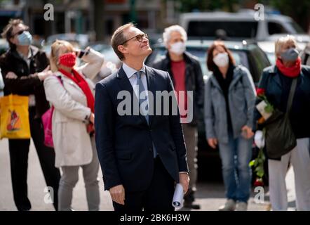 Berlin, Deutschland. Mai 2020. Michael Müller (SPD, M), Regierender Bürgermeister von Berlin, nimmt an einer Gedenkfeier zur Kapitulation vor 75 Jahren am Schulenburgring 2 Teil. Das Kapital ergab sich am 2. Mai 1945 - sechs Tage vor der Kapitulation ganz Deutschlands. Das Dokument wurde von Deutschen und Sowjets in dem Haus unterzeichnet, in dem später Berlins Regierender Bürgermeister Michael Müller aufwuchs. Kredit: Kay Nietfeld/dpa/Alamy Live News Stockfoto