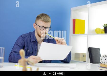 Animator Designer in kreativen Prozess, die Schaffung von Helden, zeichnet Bleistiftskizzen Stockfoto