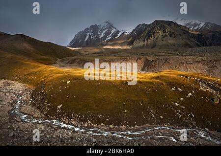 Landschaft von Tian Shan Berg das Tal und den Fluss bei Sonnenuntergang in Kasachstan Stockfoto