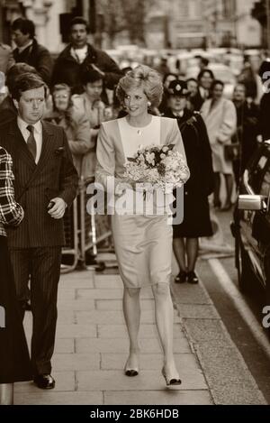 DIANA, PRINZESSIN VON WALES ALS SCHIRMHERRIN, NIMMT AN DER UNTERSTÜTZUNG DES GEALTERTEN INDUSTRIE- UND HANDELSESSEN IM CLARIDGES IN LONDON, GROSSBRITANNIEN, TEIL. April 1989. Stockfoto