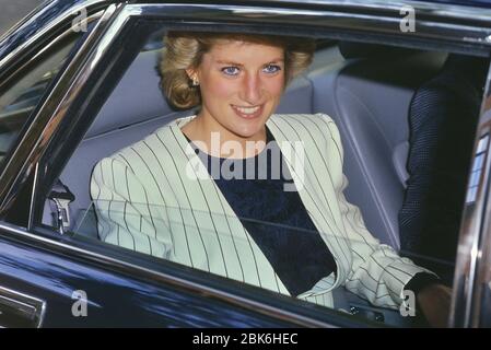 Eine lächelnde 'Diana, Princess of Wales', die eine schwarz-weiße Nadelstreifenjacke in einem Chauffeur-Auto ohne Sicherheitsgurt trägt, London, England. 1989 Stockfoto