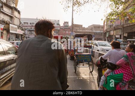 New Delhi, Indien - 23. Juni 2018: Rikscha-Abzieher in den Straßen des alten delhi chandni chowk in Delhi Indien Stockfoto