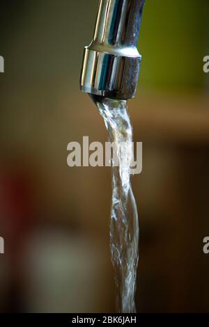 Wasser läuft aus dem Wasserhahn Stockfoto