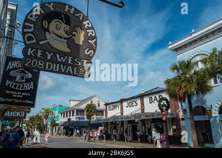 Key West, Florida - Januar 2019: Duval Street mit Blick auf Sloppy Joe's Bar Stockfoto