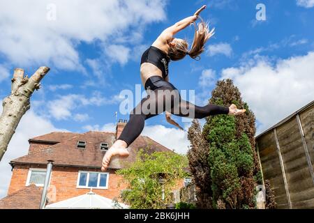 Halesowen, West Midlands, Großbritannien. Mai 2020. Die 15-jährige Amelia Hubbard aus Halesowen, West Midlands, praktiziert ihre Tanzroutinen im Garten ihrer Familie. Fitnessstudios und Tanzstudios bleiben auch nach einer Lockdown in den kommenden Wochen geschlossen. Amelia, wie so viele andere Tänzer, verlässt sich auf Online-Kurse, um mit ihren Kommilitonen in Verbindung zu bleiben und übt bis zu sieben Stunden pro Tag. Quelle: Peter Lopeman/Alamy Live News Stockfoto