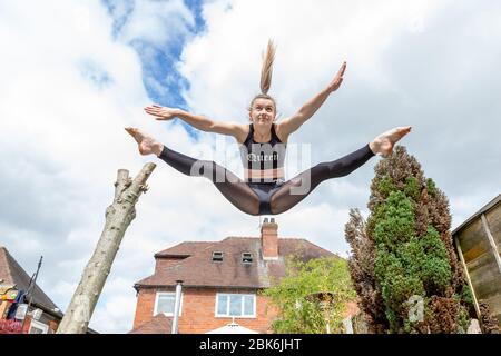 Halesowen, West Midlands, Großbritannien. Mai 2020. Die 15-jährige Amelia Hubbard aus Halesowen, West Midlands, praktiziert ihre Tanzroutinen im Garten ihrer Familie. Fitnessstudios und Tanzstudios bleiben auch nach einer Lockdown in den kommenden Wochen geschlossen. Amelia, wie so viele andere Tänzer, verlässt sich auf Online-Kurse, um mit ihren Kommilitonen in Verbindung zu bleiben und übt bis zu sieben Stunden pro Tag. Quelle: Peter Lopeman/Alamy Live News Stockfoto