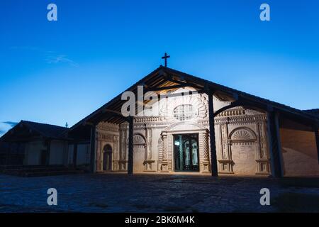 Kirche der Jesuitenmission von San Javier de Chiquitos bei Einbruch der Dunkelheit Stockfoto