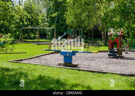 Leerer Kinderspielplatz während der Sperrung des Coronavirus Stockfoto