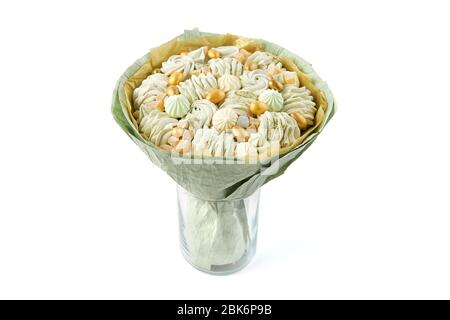 Ungewöhnlicher Strauß aus köstlichen handgefertigten Marshmallows in grünem Papier gewickelt, der in einer Vase auf weißem Hintergrund steht Stockfoto