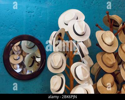 Traditionelle weiße und braune Hüte in Cuenca, Ecuador Stockfoto