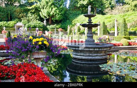 Der wunderschöne italienische Garten in Compton Acres Stockfoto