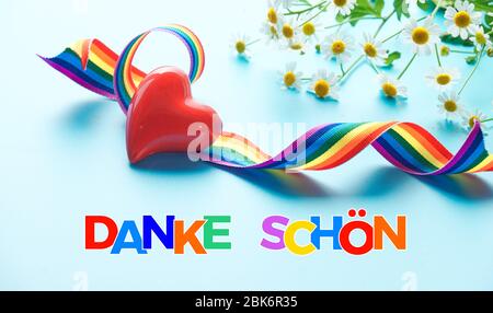 Herz, Regenbogen Band, Symbole der öffentlichen Unterstützung für Ärzte, Krankenschwestern, medizinische Sachen Kampf neuartige Coronavirus-Krankheit. Regenbogentext 'anke shon' in Germ Stockfoto