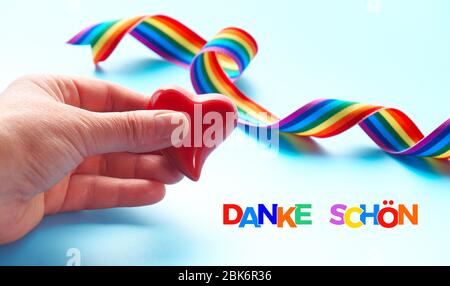 Rainbow Text 'danke shon' bedeutet in deutscher Sprache 'Danke'. Hand Herz, Regenbogen Band. Symbole der öffentlichen Dankbarkeit für Ärzte Stockfoto