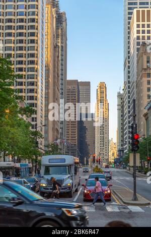 Blick auf den frühen Morgenverkehr auf der North Michigan Avenue, Chicago, Illinois, USA, Nordamerika Stockfoto