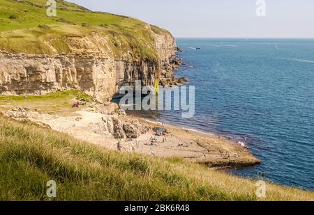 Blick nach Osten entlang der Jurassic Coast mit dem berühmten Dancing Ledge in der Nähe von Langton Matravers, Swanage, Dorset, Großbritannien an einem warmen und sonnigen Sommernachmittag Stockfoto