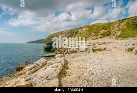 Blick nach Westen entlang der felsigen Jurassic Coast von der Dancing Ledge, Langton Matravers, in der Nähe Swanage, Dorset, Großbritannien Stockfoto