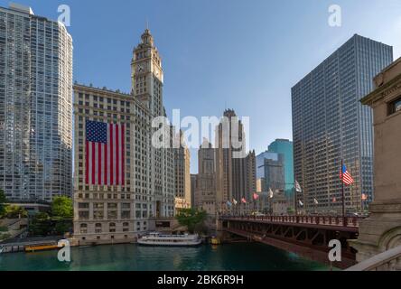 Blick von der Wrigley Building, Chicago River und Wassertaxi von DuSable Brücke, Chicago, Illinois, Vereinigte Staaten von Amerika, Nordamerika Stockfoto