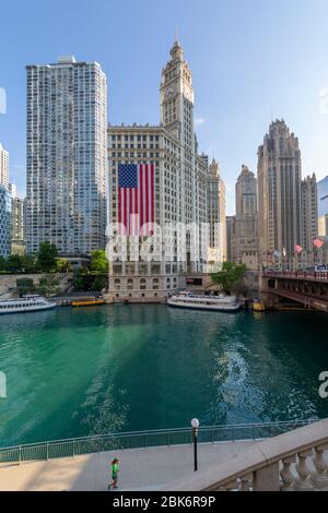 Blick von der Wrigley Building, Chicago River und Wassertaxi von DuSable Brücke, Chicago, Illinois, Vereinigte Staaten von Amerika, Nordamerika Stockfoto