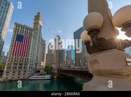 Blick von der Wrigley Building, Chicago River und Wassertaxi von DuSable Brücke, Chicago, Illinois, Vereinigte Staaten von Amerika, Nordamerika Stockfoto