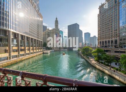 Blick auf das Wrigley Building, Chicago River, Wassertaxi und DuSable Bridge, Chicago, Illinois, USA, Nordamerika Stockfoto