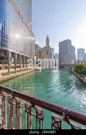 Blick auf das Wrigley Building, Chicago River, Wassertaxi und DuSable Bridge, Chicago, Illinois, USA, Nordamerika Stockfoto